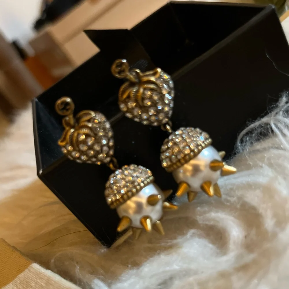 💯 Authentic GUCCI Strawberry Faux Pearl and Crystal Studded Earrings.🍓 - Picture 4 of 5